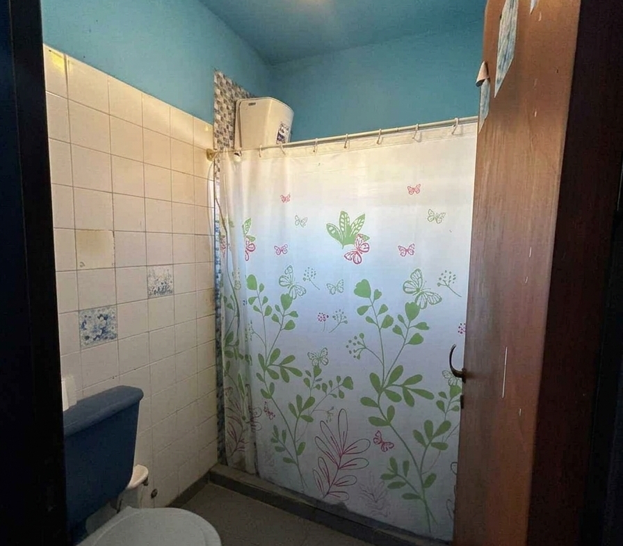 896